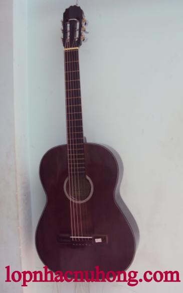 Đàn guitar màu nâu