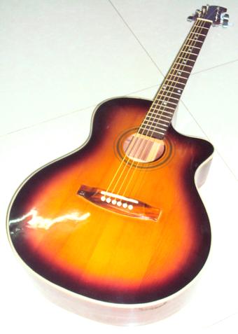 Đàn guitar màu gỗ đỏ đen