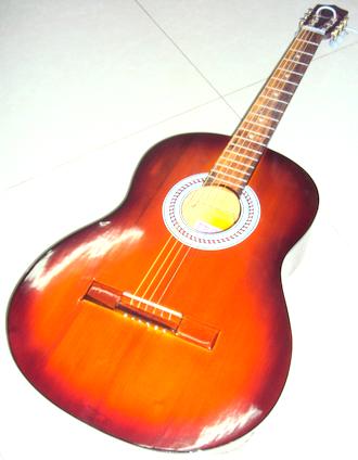 Đàn guitar màu nâu đỏ