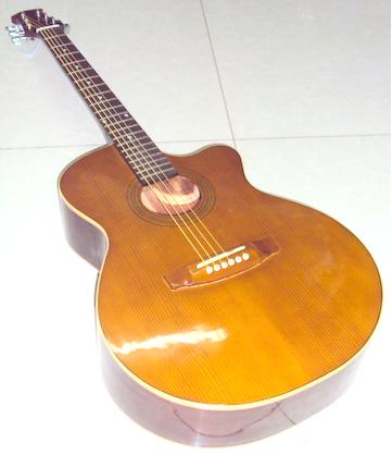 Đàn guitar màu nâu nhạt