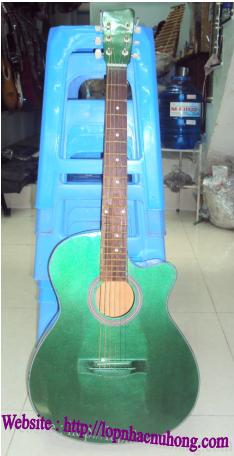 Đàn guitar màu xanh lá