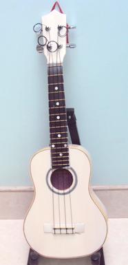 Đàn ukulele trắng